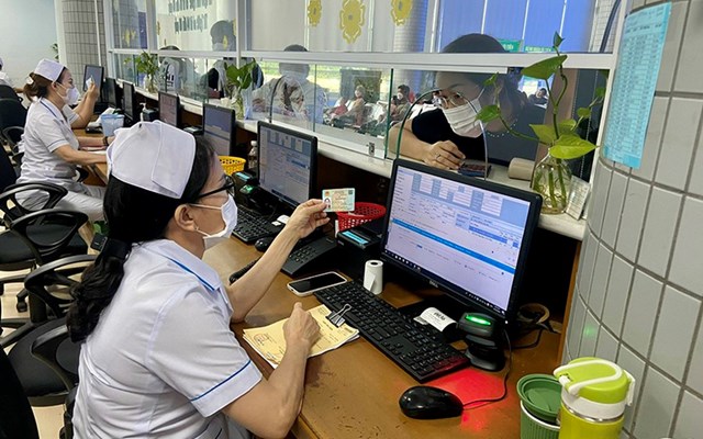 Từ 3/12, xuất tr&#236;nh căn cước c&#244;ng d&#226;n hoặc thẻ BHYT khi kh&#225;m, chữa bệnh BHYT - Ảnh 1