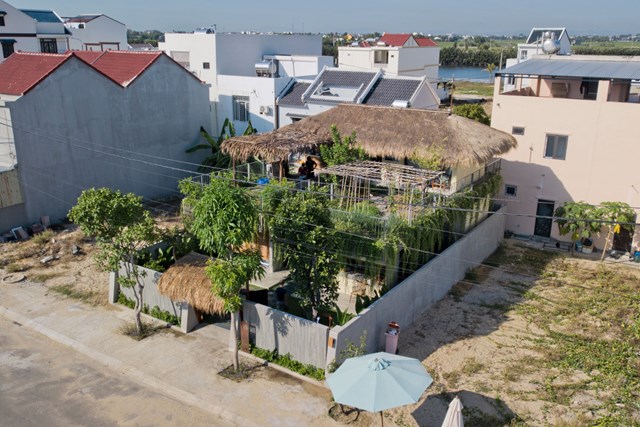 C&ocirc;ng tr&igrave;nh nh&agrave; SKB được x&acirc;y dựng ở phường Cẩm An, th&agrave;nh phố Hội An. Nh&igrave;n từ b&ecirc;n ngo&agrave;i, ng&ocirc;i nh&agrave; tr&ocirc;ng kh&aacute; mộc mạc, gợi cảm gi&aacute;c ho&agrave;i cổ như c&aacute;c ng&ocirc;i nh&agrave; ở l&agrave;ng qu&ecirc; Việt xưa