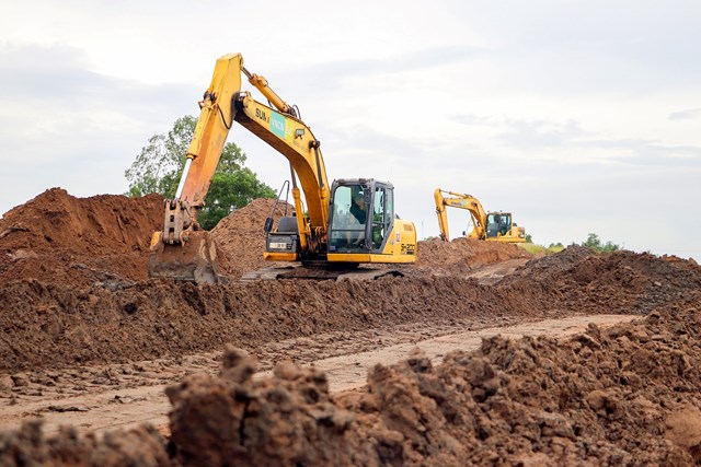 Bộ Xây dựng yêu cầu tổ chức thi công cuốn chiếu nền, móng mặt đường ngay sau khi dỡ tải trên cao tốc Cần Thơ-Cà Mau - Ảnh: Báo Xây dựng