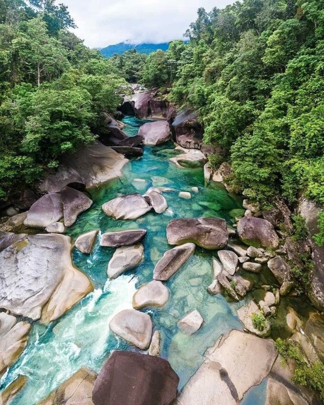 Babinda Boulders l&agrave; một điểm rất phổ biến cho những người đi bộ đường d&agrave;i v&agrave; d&acirc;n phượt tr&ecirc;n đường đến Cairns.