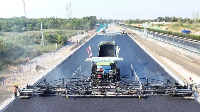Kinh ngạc c&#244;ng nghệ x&#226;y dựng Trung Quốc: Trải nhựa đường cao tốc bằng robot tự h&#224;nh ho&#224;n to&#224;n, kh&#244;ng cần người l&#225;i - Ảnh 1
