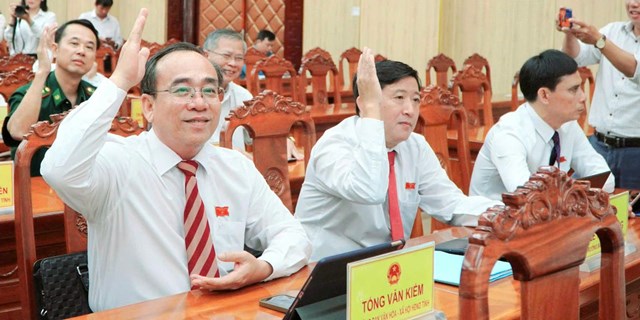 Đại biểu HĐND th&ocirc;ng qua c&aacute;c Nghị quyết quan trọng tại kỳ họp.