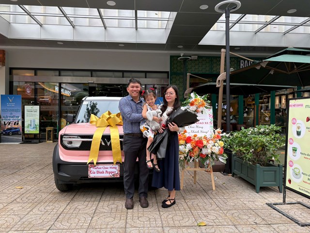 Dù ban đầu định mua VF 3 cho vợ sử dụng, anh Lê Vũ Minh Sang (TP.HCM) lại bất ngờ trở thành người sử dụng thường xuyên.   Dù ban đầu định mua VF 3 cho vợ sử dụng, anh Lê Vũ Minh Sang (TP.HCM) lại bất ngờ trở thành người sử dụng thường xuyên.  