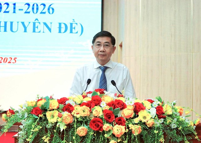 &Ocirc;ng L&ecirc; Việt Bắc, Gi&aacute;m đốc Sở X&acirc;y dựng tỉnh An Giang ph&aacute;t biểu tại kỳ họp.