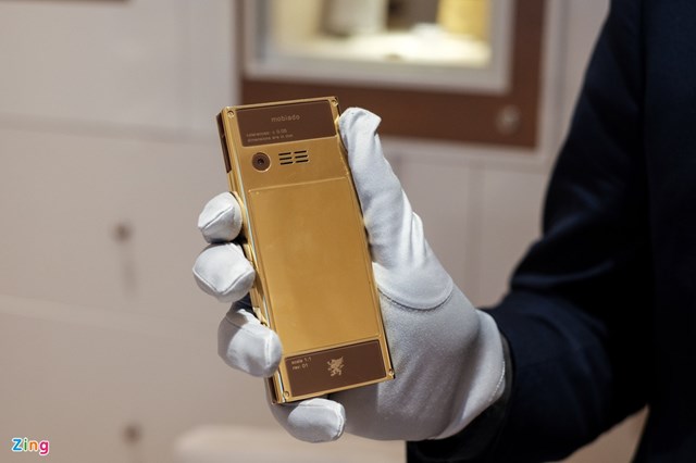 Đối với bản Gold, phần nắp ở mặt sau cũng được mạ v&agrave;ng. Camera mặt sau c&oacute; độ ph&acirc;n giải 2 MP. Cạnh camera l&agrave; loa ngo&agrave;i của m&aacute;y.