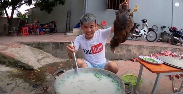 Hưng Vlog đ&atilde; bị phạt 7,5 triệu đồng v&igrave; nấu ch&aacute;o g&agrave; nguy&ecirc;n l&ocirc;ng.