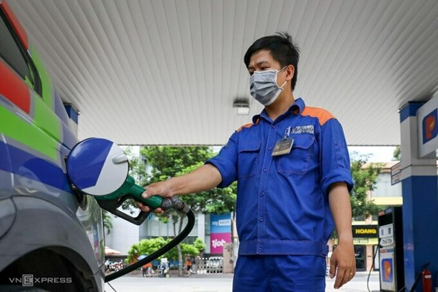 &Ocirc;t&ocirc; bơm nhi&ecirc;n liệu tại trạm xăng của Petrolimex ở TP HCM.