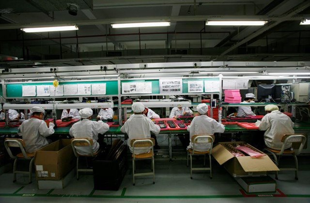 C&ocirc;ng nh&acirc;n tại một nh&agrave; m&aacute;y của Foxconn tại Long Hoa, tỉnh Quảng Đ&ocirc;ng, Trung Quốc.