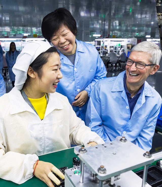 Grace Wang (giữa), nh&agrave; s&aacute;ng lập Luxshare đang l&agrave; người khiến những l&atilde;nh đạo Foxconn đau đầu t&igrave;m c&aacute;ch đối ph&oacute;.