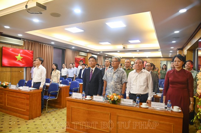C&aacute;c đại biểu thực hiện nghi lễ ch&agrave;o cờ.