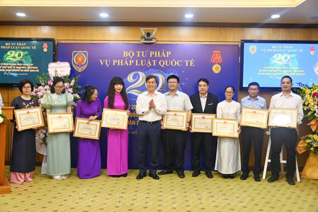 Thay mặt L&atilde;nh đạo Bộ, Thứ trưởng Nguyễn Kh&aacute;nh Ngọc&nbsp;tặng Bằng khen của Bộ trưởng Bộ Tư ph&aacute;p cho 03&nbsp;tập thể, 18&nbsp;c&aacute; nh&acirc;n c&oacute; th&agrave;nh t&iacute;ch xuất sắc đ&oacute;ng g&oacute;p cho qu&aacute; tr&igrave;nh 20 năm x&acirc;y dựng v&agrave; ph&aacute;t triển Vụ Ph&aacute;p luật quốc tế