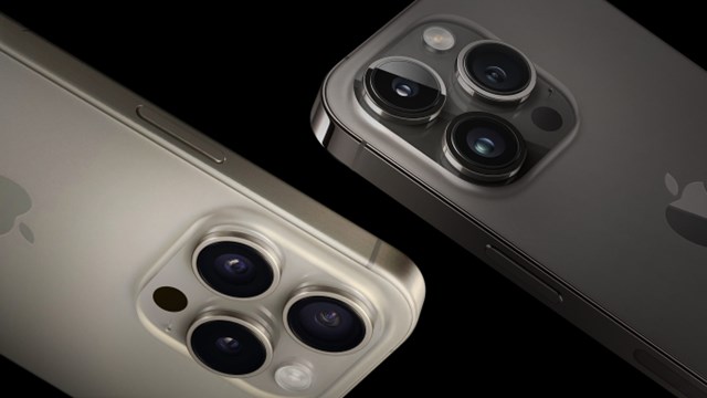iPhone 15 Pro v&agrave; người tiền nhiệm 14 Pro.