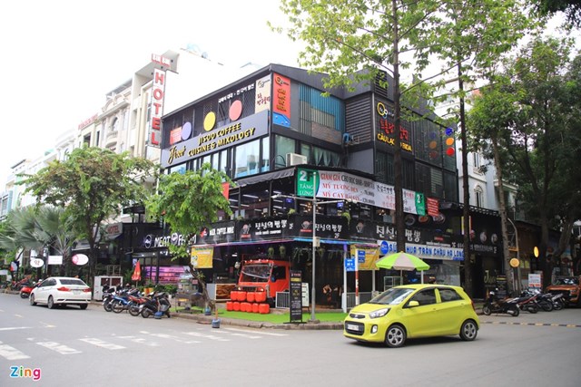 Nhiều thương hiệu F&amp;B tập trung tr&ecirc;n một mặt bằng ở vị tr&iacute; g&oacute;c khu phố H&agrave;n với c&aacute;c chương tr&igrave;nh khuyến m&atilde;i, giảm gi&aacute;.