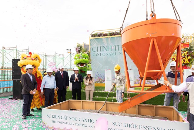 Trục cẩu đang tiến h&agrave;nh đổ b&ecirc; t&ocirc;ng l&ecirc;n s&agrave;n m&aacute;i, đ&aacute;nh dấu thời khắc c&ocirc;ng tr&igrave;nh ho&agrave;n thiện phần kết cấu. Ảnh: Ph&uacute; Long &nbsp;