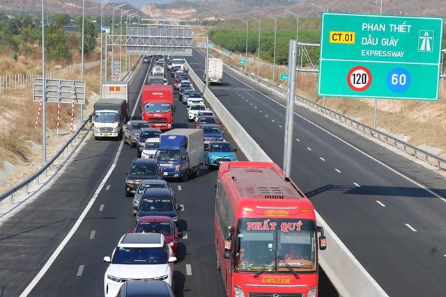 Cấm xe tải trên 7,5 tấn, xe khách trên 29 chỗ đi làn 1 trên hai tuyến cao tốc phía Nam.