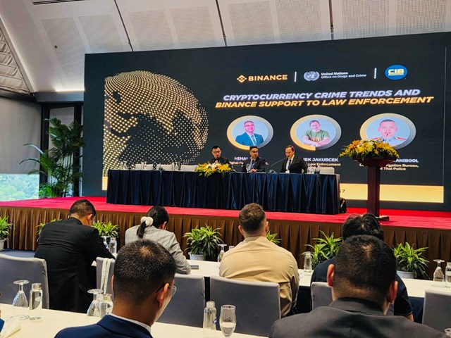 Jarek Jakubcek thảo luận cùng đại diện Cơ quan Liên Hợp Quốc về Ma túy và Tội phạm (UNODC) và Cục Điều tra Hình sự, Cảnh sát Hoàng gia Thái Lan về tác động của Công ước Hà Nội trong việc truy vết và điều tra tội phạm tiền mã hóa.   Jarek Jakubcek thảo luận cùng đại diện Cơ quan Liên Hợp Quốc về Ma túy và Tội phạm (UNODC) và Cục Điều tra Hình sự, Cảnh sát Hoàng gia Thái Lan về tác động của Công ước Hà Nội trong việc truy vết và điều tra tội phạm tiền mã hóa.  