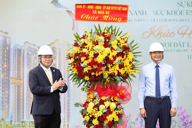 &Ocirc;ng Nguyễn Vũ Anh T&uacute; - Tổng Gi&aacute;m đốc C&ocirc;ng ty Ph&uacute; Long (b&ecirc;n tr&aacute;i) nhận hoa ch&uacute;c mừng từ &Ocirc;ng Phan Ngọc Ph&uacute;c - B&iacute; thư Đảng uỷ x&atilde; Nh&agrave; B&egrave; (b&ecirc;n phải). Ảnh Ph&uacute; Long &nbsp;