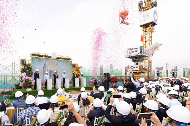 Tưng bừng Lễ cất n&oacute;c dự &aacute;n Essensia Sky. Ảnh: Ph&uacute; Long &nbsp;