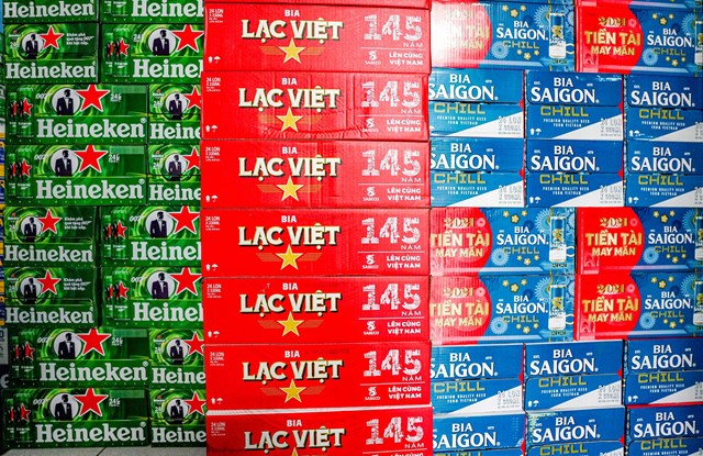 Mỗi đại l&yacute; thường b&agrave;y b&aacute;n nhiều sản phẩm của c&aacute;c h&atilde;ng bia kh&aacute;c nhau, tuy nhi&ecirc;n kh&ocirc;ng &iacute;t lần vẫn bị một h&atilde;ng g&acirc;y sức &eacute;p khi b&aacute;n bia của h&atilde;ng đối thủ.