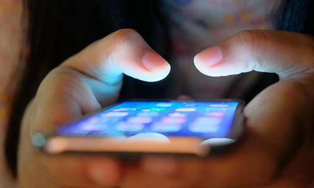 MXH đ&atilde; v&agrave; đang l&agrave; một phần kh&ocirc;ng thể thiếu trong đời sống của học sinh, sinh vi&ecirc;n. (Ảnh minh họa)