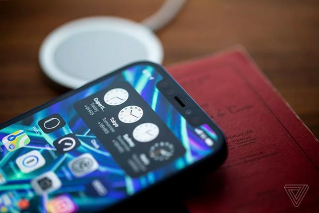 Camera v&agrave; bộ nhớ trong l&agrave; những kh&aacute;c biệt lớn của iPhone 12 Pro so với iPhone 12. Ảnh:&nbsp;The Verge.