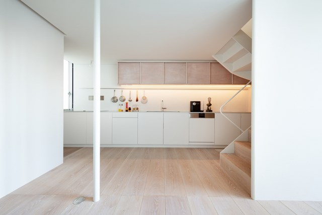 Nh&oacute;m thiết kế Aoyagi Design đề cao tinh thần tối giản, hiện đại trong c&aacute;ch thiết kế nội thất v&agrave; lựa chọn m&agrave;u sắc chủ đạo cho mỗi tầng. Gam m&agrave;u s&aacute;ng gi&uacute;p khắc phục nhược điểm hạn hẹp về diện t&iacute;ch của ng&ocirc;i nh&agrave;.