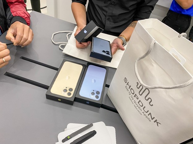Bất chấp con số 13 đen đủi, iPhone 13 vẫn &quot;ch&#225;y h&#224;ng&quot; ở nhiều nơi - Ảnh 4