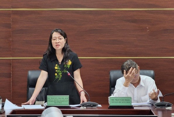 B&agrave; Nguyễn Thị Thu Ho&egrave;, Ph&oacute; Cục trưởng Cục Kiểm tra văn bản QPPL ph&aacute;t biểu &yacute; kiến.