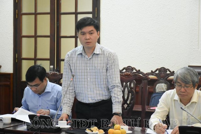 Quyền Cục trưởng Cục C&ocirc;ng nghệ th&ocirc;ng tin Phạm Quang Hiếu b&aacute;o c&aacute;o c&ocirc;ng&nbsp;chuyển đổi số ng&agrave;nh Tư ph&aacute;p tại Hội nghị