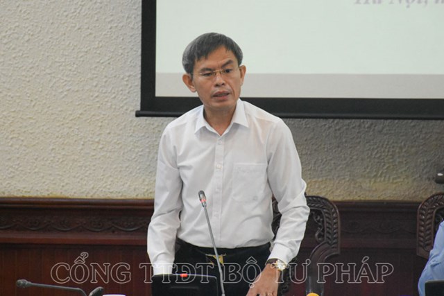 Cục trưởng Cục Bổ trợ Tư ph&aacute;p L&ecirc; Xu&acirc;n Hồng b&aacute;o c&aacute;o tại Hội nghị