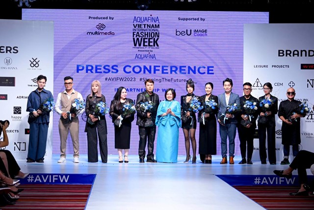 &nbsp;C&aacute;c NTK tham gia mở m&agrave;n trong buổi họp b&aacute;o tại H&agrave; Nội