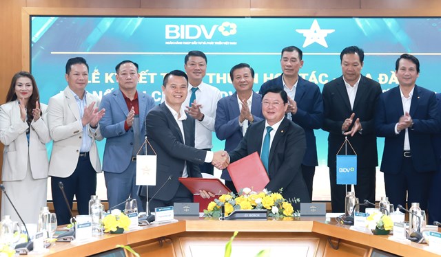 &Ocirc;ng Nguyễn Ph&uacute;c Long (Chủ tịch C&acirc;u lạc bộ Sao V&agrave;ng đất Việt) v&agrave; &ocirc;ng Đo&agrave;n Việt Nam (Ph&oacute; Tổng Gi&aacute;m đốc BIDV) đại diện hai đơn vị k&yacute; kết thỏa thuận hợp t&aacute;c