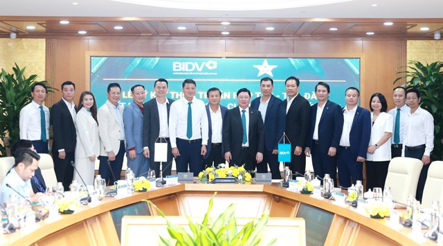 C&aacute;c đại biểu tham dự Lễ k&yacute; kết chụp ảnh lưu niệm