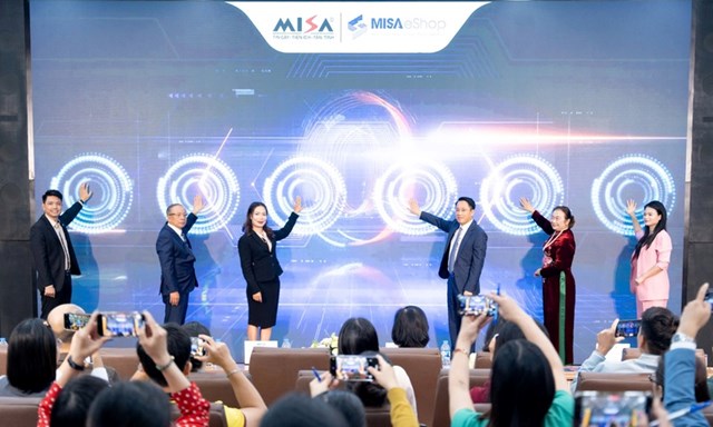 Các đại biểu thực hiện nghi thức kích hoạt tại Lễ công bố chương trình 