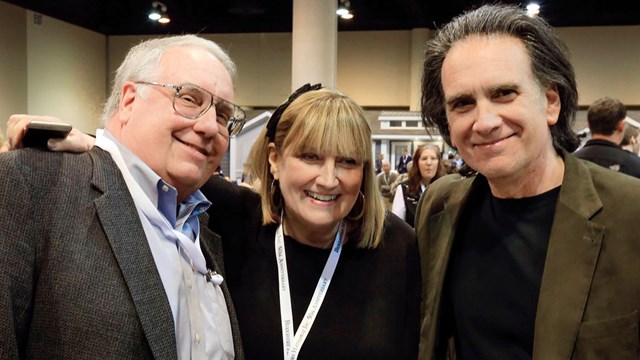 Warren Buffett b&ecirc;n 2 con&nbsp;Susan Alice v&agrave;&nbsp;Peter.
