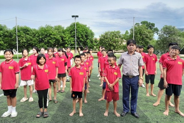 &Ocirc;ng Nguyễn Hồng Sơn c&ugrave;ng c&aacute;c trẻ em tại L&agrave;ng trẻ em mồ c&ocirc;i H&agrave; Tĩnh.