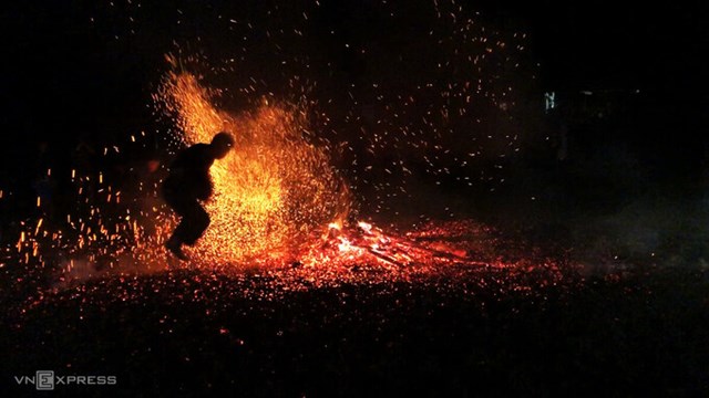 Theo tiếng P&agrave; Thẻn, lễ truyền nghề thầy c&uacute;ng được gọi l&agrave; "P&oacute;c Quơ", hội Nhảy lửa được gọi l&agrave; "Po dinh họn a tờ