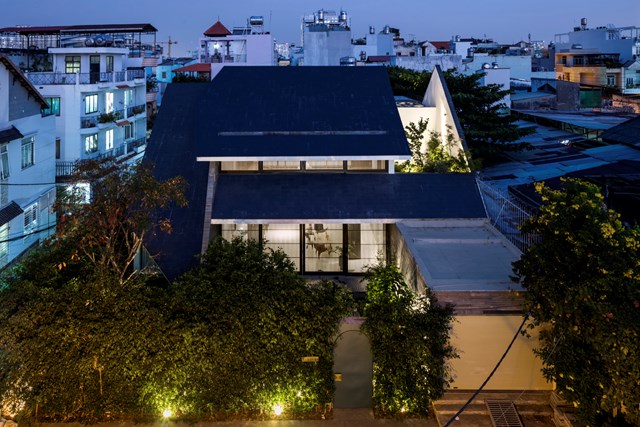&nbsp;H&agrave;ng r&agrave;o c&acirc;y xanh, t&aacute;n l&aacute; rộng đ&atilde; biến ng&ocirc;i nh&agrave; th&agrave;nh &ldquo;ốc đảo xanh&rdquo; giữa l&ograve;ng th&agrave;nh phố, khiến bất cứ ai đi qua cũng phải đứng lại ngắm nh&igrave;n.