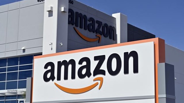 Hiện&nbsp;cổ phiếu Amazon giao dịch tại 96,79 USD, tương ứng với gi&aacute; trị vốn h&oacute;a l&agrave; 987,4 tỷ USD.