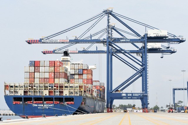 Một t&agrave;u chở h&agrave;ng tại cảng Lekki (Ảnh: Xinhua). &nbsp;