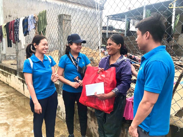 Chị Nguyễn Thị B&eacute; (th&ocirc;n T&acirc;n Dương, thị trấn Thuận An, huyện Ph&uacute; Vang, tỉnh Thừa Thi&ecirc;n Huế) x&uacute;c động khi đại diện Tập đo&agrave;n Novaland đến tận nơi chia sẻ, hỗ trợ.