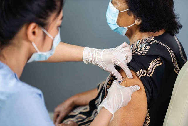 Triển khai ti&ecirc;m chủng để đạt miễn dịch cộng đồng l&agrave; y&ecirc;u cầu ti&ecirc;n quyết của việc mở cửa du lịch quốc tế.
