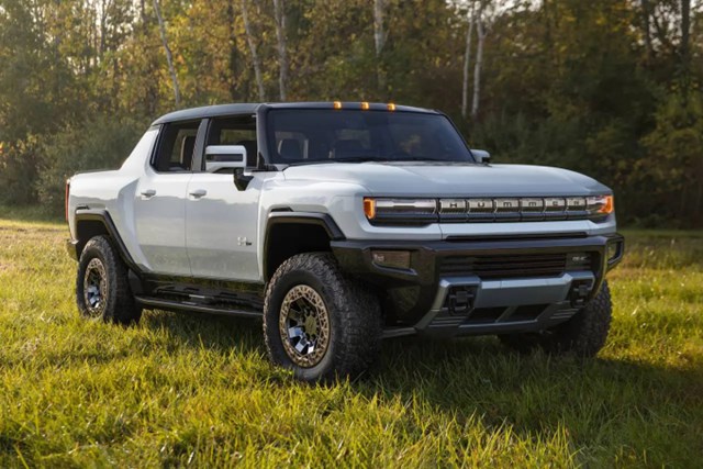 GMC Hummer EV (thuộc GM) c&oacute; gi&aacute; tham khảo hơn 2,4 tỷ đồng. &nbsp;