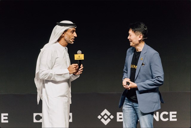 Khalfan Behoul, CEO của Dubai Future Foundation (tr&aacute;i) v&agrave; Richard Teng, CEO Binance tại BBW 2024, diễn ra tại Dubai.&nbsp;Ảnh: BBW