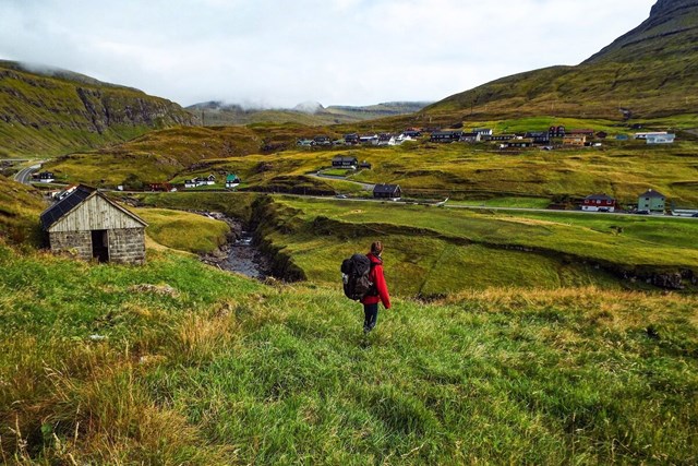 Quần đảo với 18 ngọn n&uacute;i nằm ở bắc Đại T&acirc;y Dương, giữa Na Uy v&agrave; Iceland, Faroe "c&oacute; tất cả những điều du kh&aacute;ch cần tới". Nơi đ&acirc;y c&oacute; rất nhiều th&aacute;c nước trong vắt hay c&aacute;c v&aacute;ch đ&aacute; h&ugrave;ng vỹ xuất hiện kỳ diệu giữa những ngọn đồi xanh tươi.