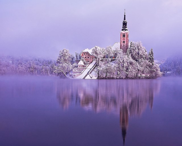 Nằm ở khu vực thuộc d&atilde;y Julian Alps, ph&iacute;a t&acirc;y bắc Slovenia, hồ Bled hiện l&ecirc;n với khung cảnh đẹp tựa cổ t&iacute;ch. Giữa hồ l&agrave; h&ograve;n đảo nhỏ c&oacute; nhiều t&ograve;a nh&agrave; nhưng đ&aacute;ng ch&uacute; &yacute; hơn cả l&agrave; nh&agrave; thờ Mary the Queen với t&ograve;a th&aacute;p cao 52 m nổi bật. Nh&agrave; thờ n&agrave;y cũng l&agrave; điểm thu h&uacute;t du kh&aacute;ch cũng như c&aacute;c đ&ocirc;i t&igrave;nh nh&acirc;n chọn l&agrave;m nơi cử h&agrave;nh h&ocirc;n lễ.&nbsp;