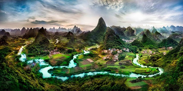 D&ograve;ng Quế Giang uốn lượn qua rất nhiều cổ trấn, những rừng tre tr&uacute;c v&agrave; cả c&aacute;c n&uacute;i đ&aacute; v&ocirc;i dựng đứng đ&atilde; từng được&nbsp;National Geographic&nbsp;chọn v&agrave;o top 10 kỳ quan s&ocirc;ng nước của thế giới. Do c&oacute; nhiều th&aacute;c nước hiểm trở n&ecirc;n &iacute;t t&agrave;u thuyền đi tr&ecirc;n s&ocirc;ng, chủ yếu l&agrave; người d&acirc;n địa phương đ&aacute;nh bắt t&ocirc;m c&aacute; gần bờ.