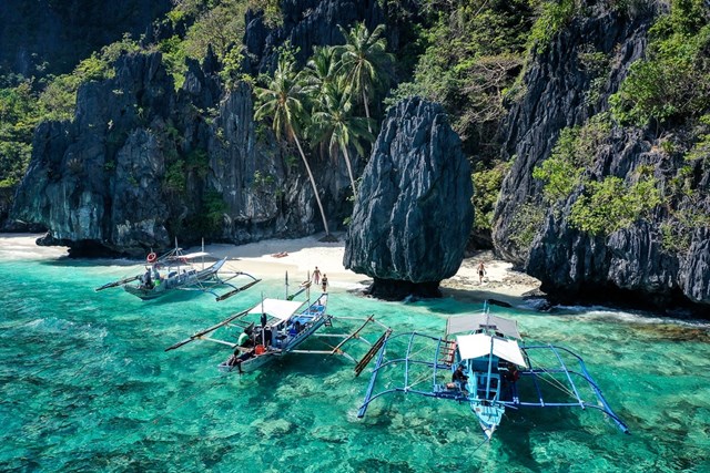 Quần đảo du lịch nổi tiếng của Phillipines l&agrave; nơi c&oacute; hệ động thực vật đa dạng, phong cảnh hoang sơ bậc nhất v&agrave; cả những kỳ quan trong c&aacute;c s&ocirc;ng ngầm.&nbsp;