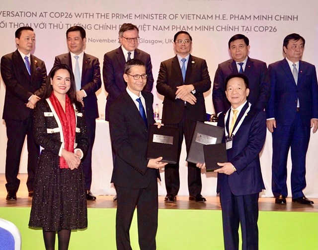 &Ocirc;ng Đỗ Quang Hiển, Chủ tịch HĐQT ki&ecirc;m Tổng Gi&aacute;m đốc Tập đo&agrave;n T&amp;T Group v&agrave; &ocirc;ng Patrick Lee, Chủ tịch Standard Chartered Việt Nam, Gi&aacute;m đốc Standard Chartered Singapore v&agrave; thị trường ASEAN trao bi&ecirc;n bản ghi nhớ t&agrave;i trợ vốn 6 tỷ USD cho c&aacute;c dự &aacute;n xanh của T&amp;T Group - Ảnh Ch&iacute; Hiếu