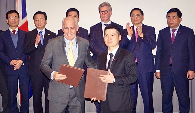 &Ocirc;ng Đỗ Vinh Quang, Th&agrave;nh vi&ecirc;n HĐQT Tập đo&agrave;n T&amp;T Group v&agrave; đại diện Formula E Operations (Anh) trao thỏa thuận hợp t&aacute;c nghi&ecirc;n cứu v&agrave; khảo s&aacute;t việc triển khai chương tr&igrave;nh đua c&ocirc;ng thức 1 bằng xe điện.